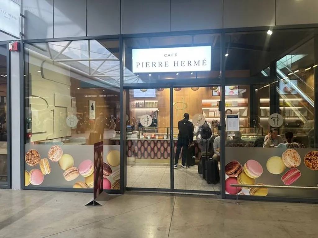 Habillage vitrine du commerce Pierre Hermé à Lyon 3ème