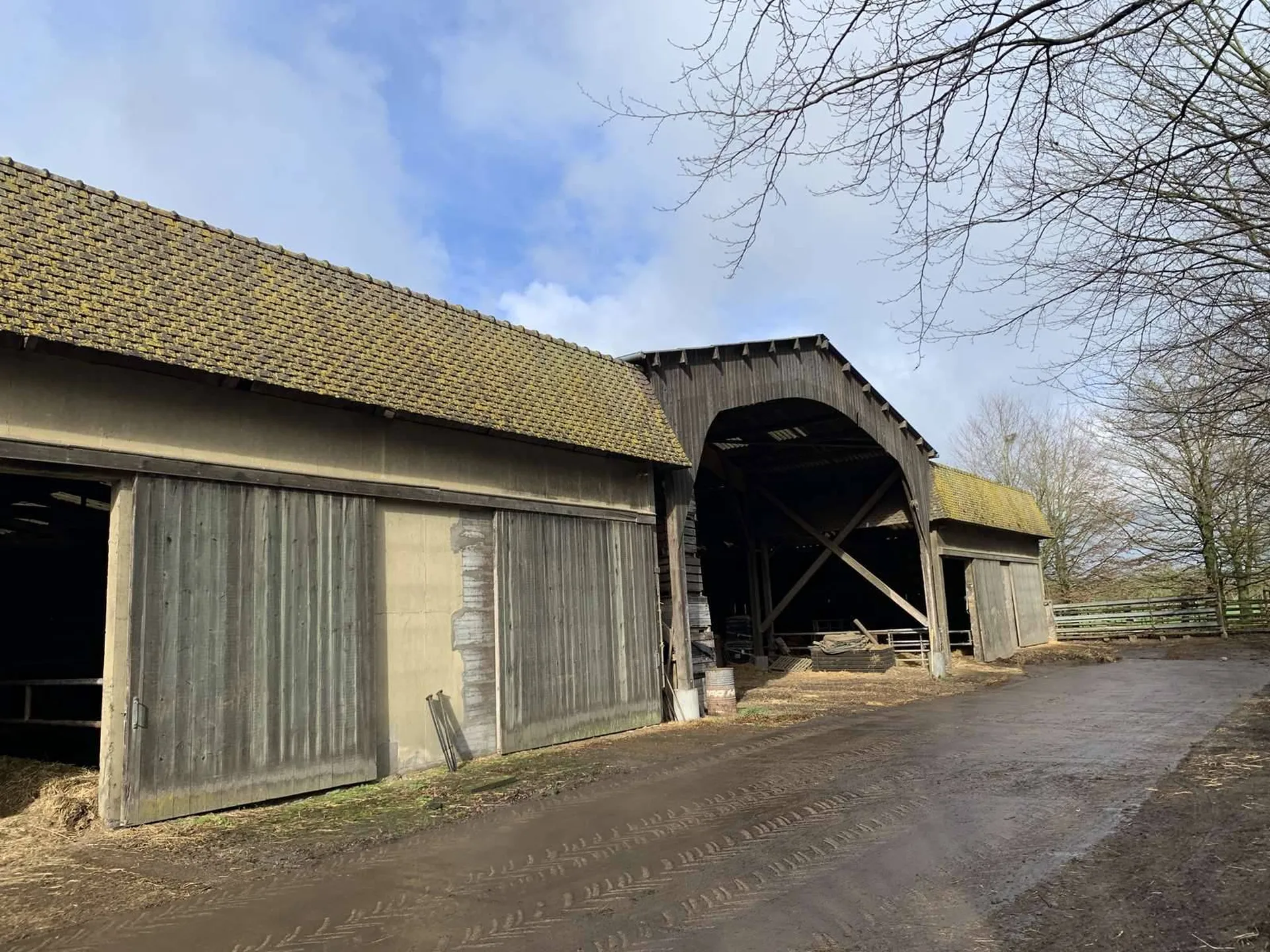 EN EXCLUSIVITE, l'AGENCE TERRES ET DEMEURES DE NORMANDIE à LISIEUX 14100 - 41 Avenue Victor HUGO vous propose d'ACQUERIR cette exploitation agricole d'une surface de 167 ha, actuellement en élevage de bovins allaitants, et pommiers à cidre, située da