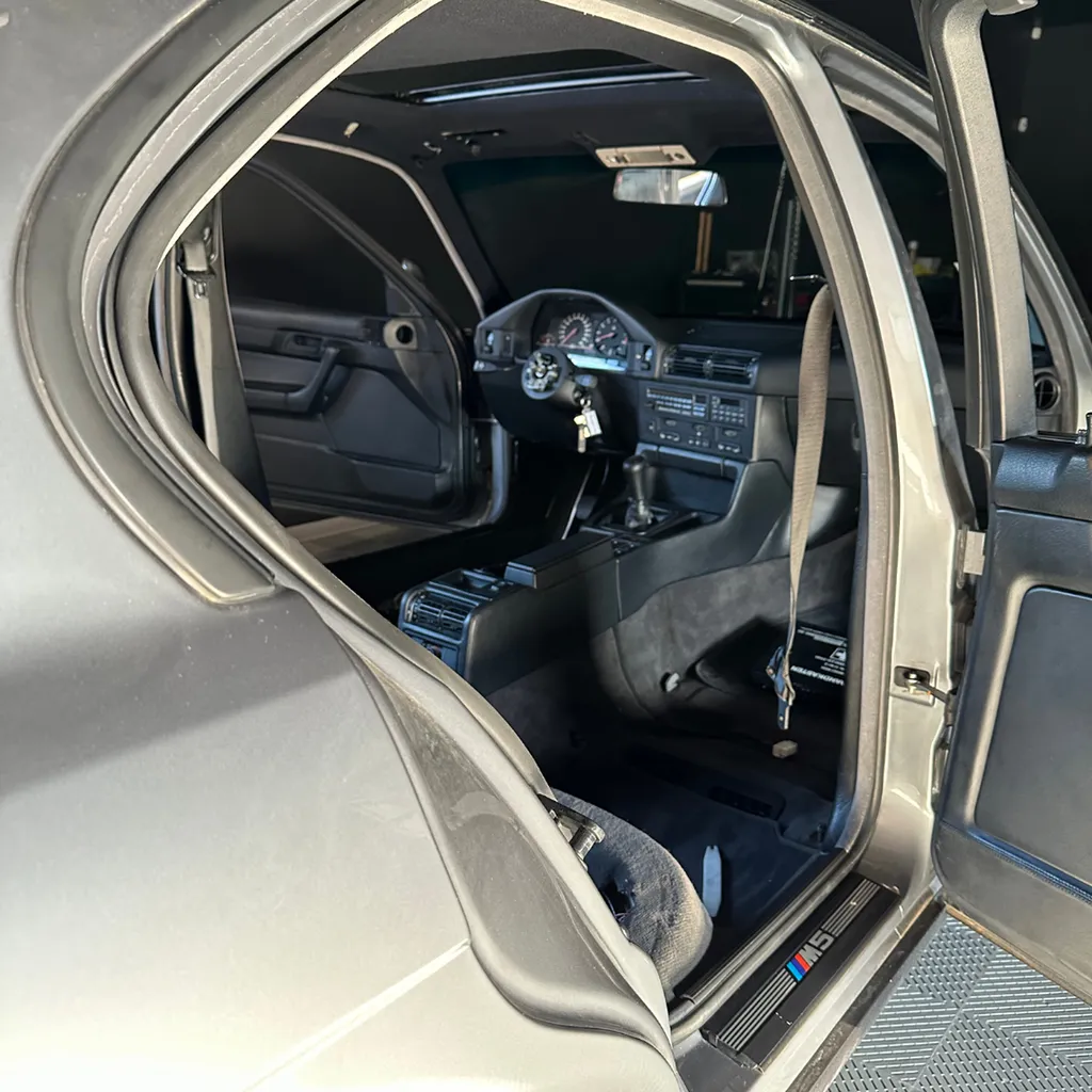 Rénovation intérieure complète et débosselage sur une BMW M5 e34 près du Mans (72)