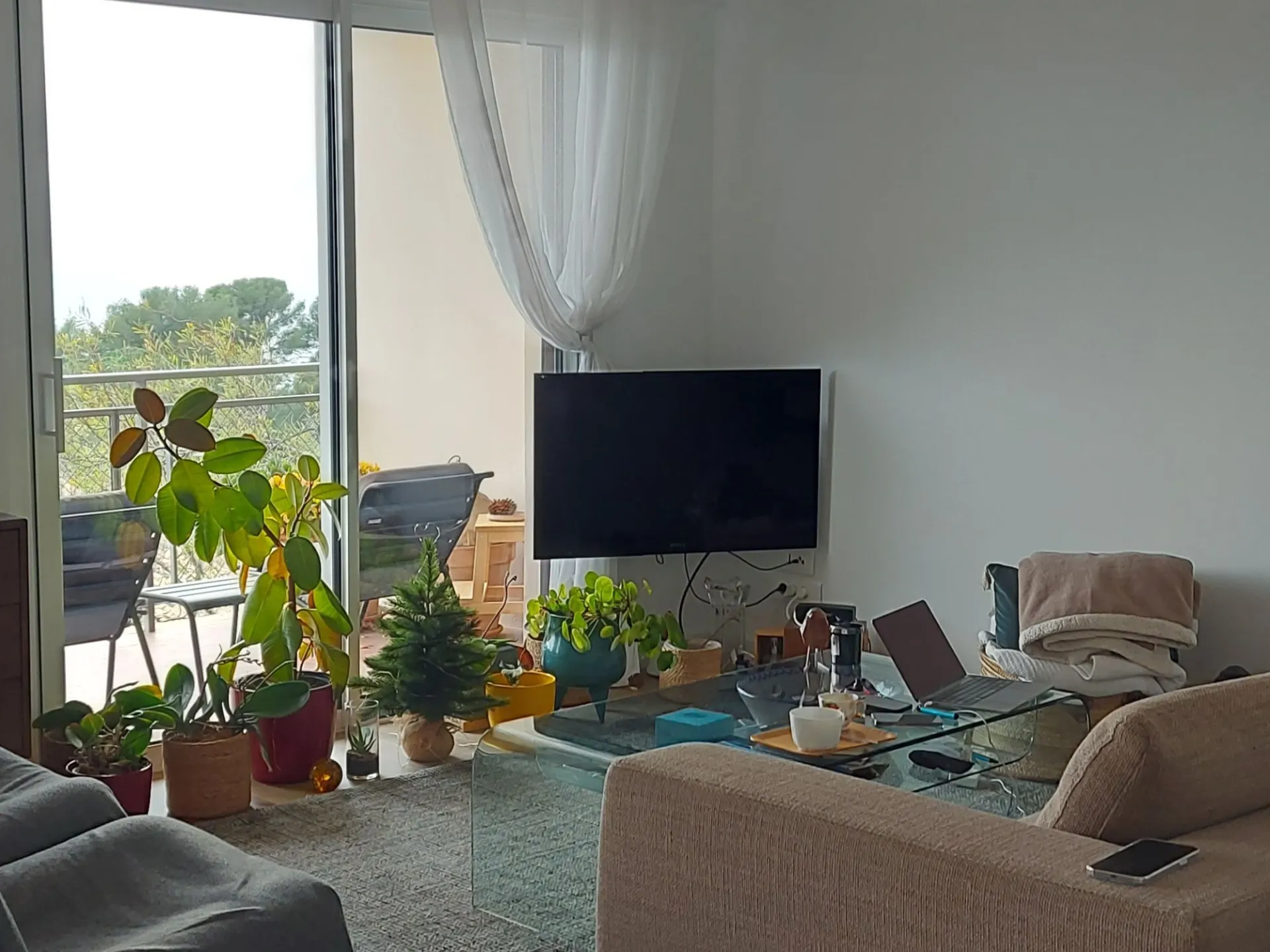 Aménagement avec verrière pour agrandir l'espace d'un appartement au Lavandou dans le Var