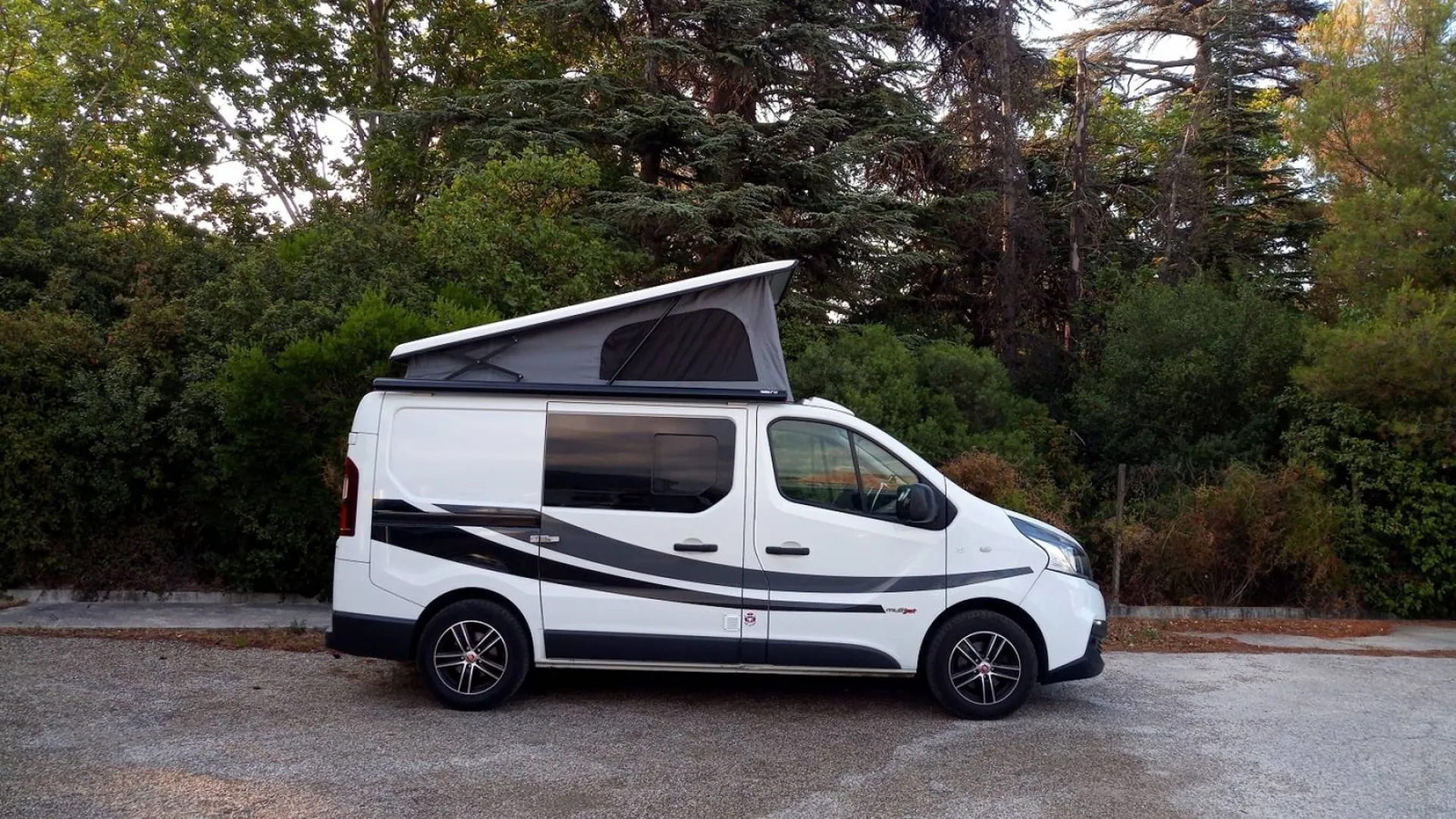 Fourgon aménagé en camping-car dans le Var