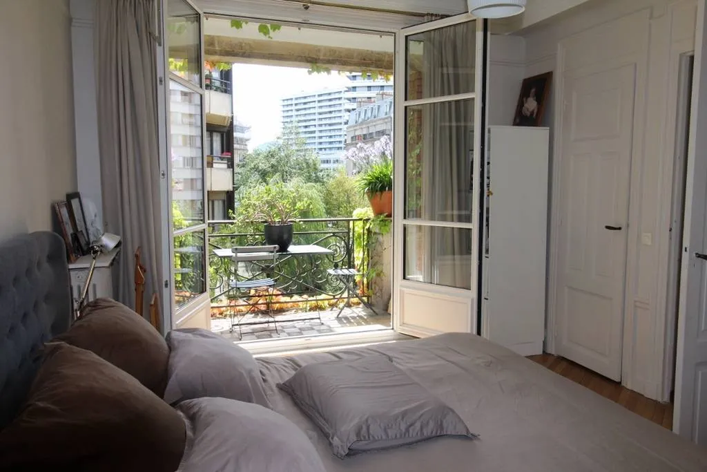 A vendre magnifique appartement 5 pièces 3 chambres avec sa chambre parentale et sa vue dégagée à Paris 75015