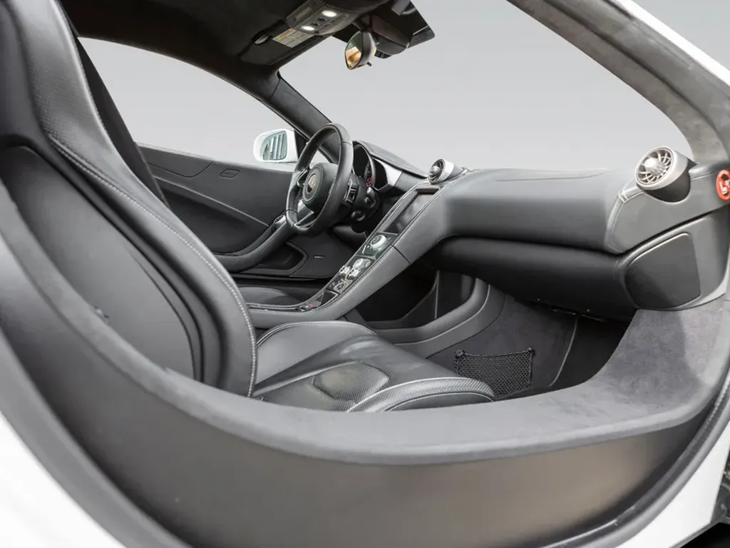 mclaren-650s-coupe-2015-habitacle-vue-laterale