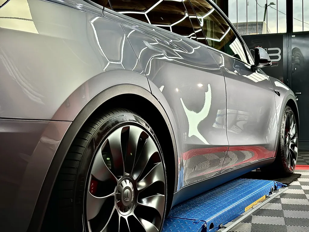 traitement céramique Lyon film de protection carrosserie PPF film plastique carrosserie Tesla model Y Lyon 