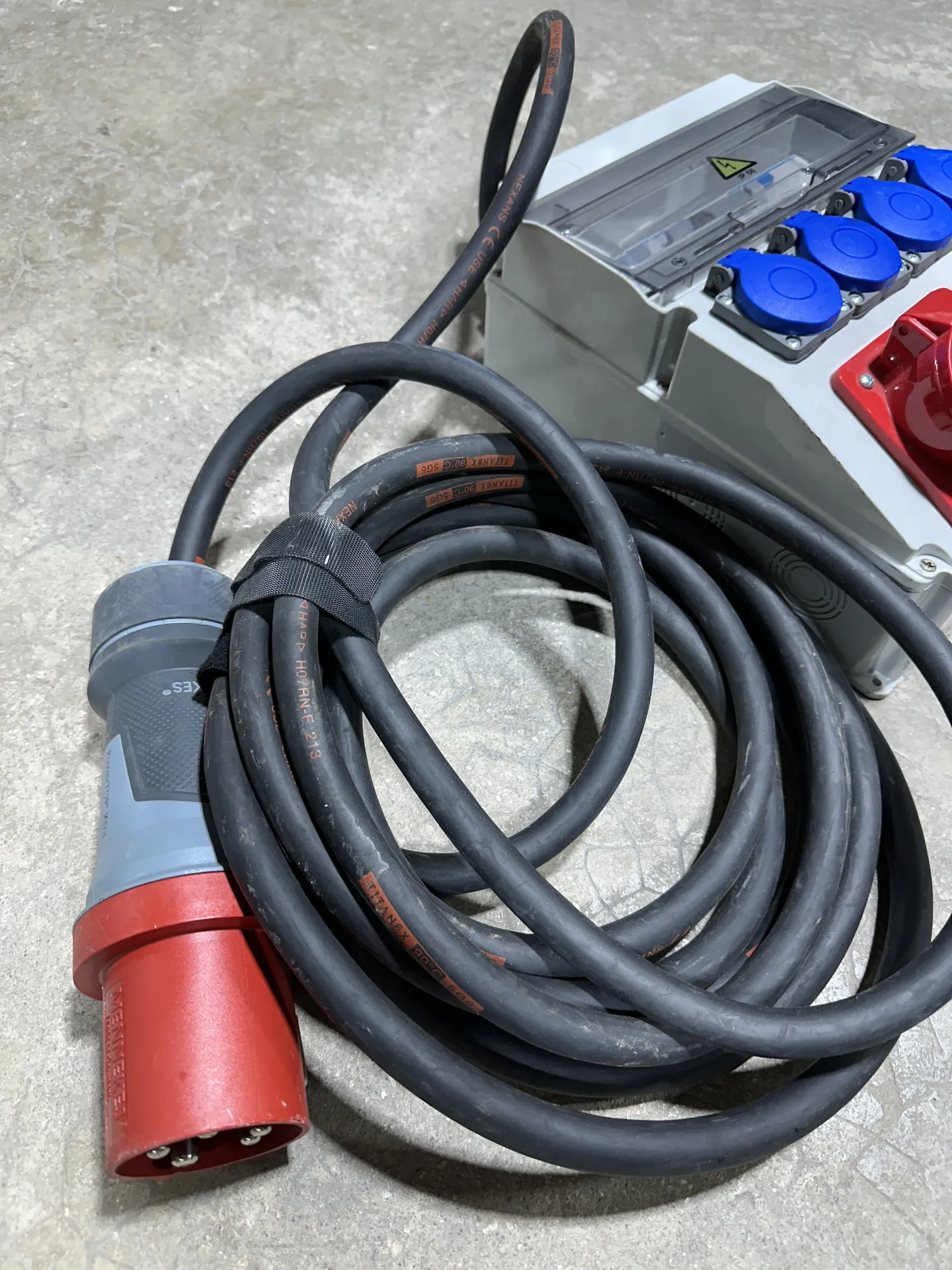 COFFRET ELECTRIQUE 32 TRI (DEPART 63) VERS 1X32 TRI + 1X16 TRI + 4X PC16 MONO