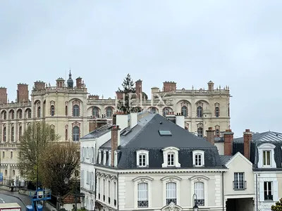 Lieu unique à la vente, situé au 3ème étage d'un bel immeuble 1930, bel appartement traversant de 107,39 M2 à Saint-Germain-en-Laye.