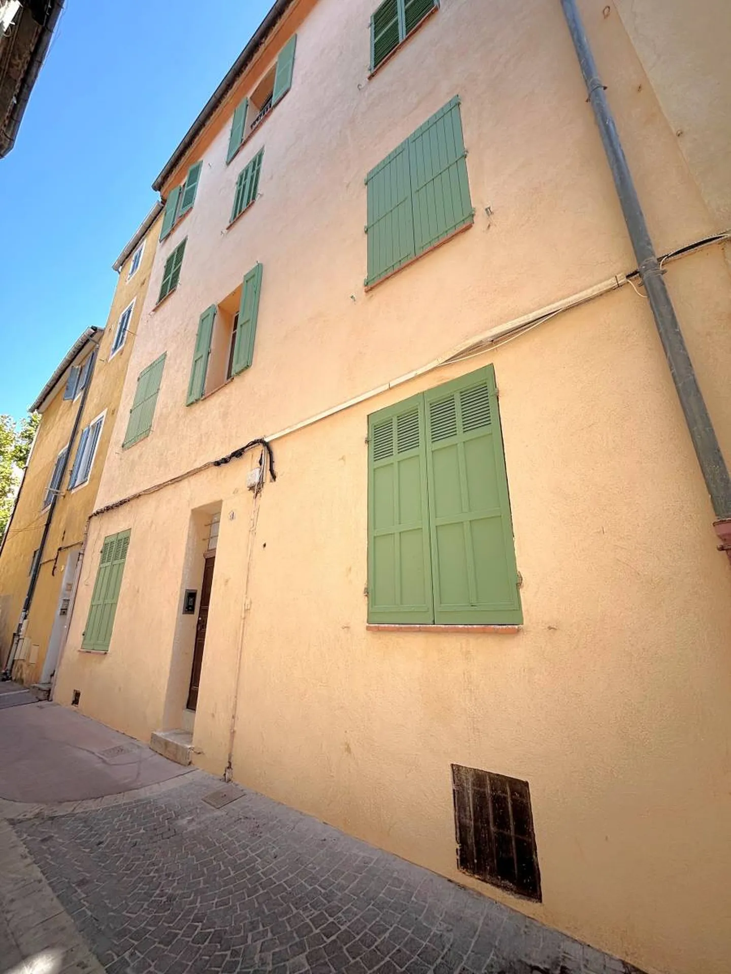 Vente appartement T2 Aubagne  au 2ème étage d'un petit immeuble du centre historique