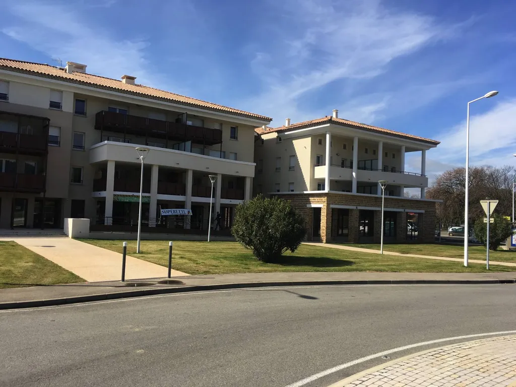 Habillage de façades en galets de Crau d'un bâtiment à Saint-Martin-de-Crau