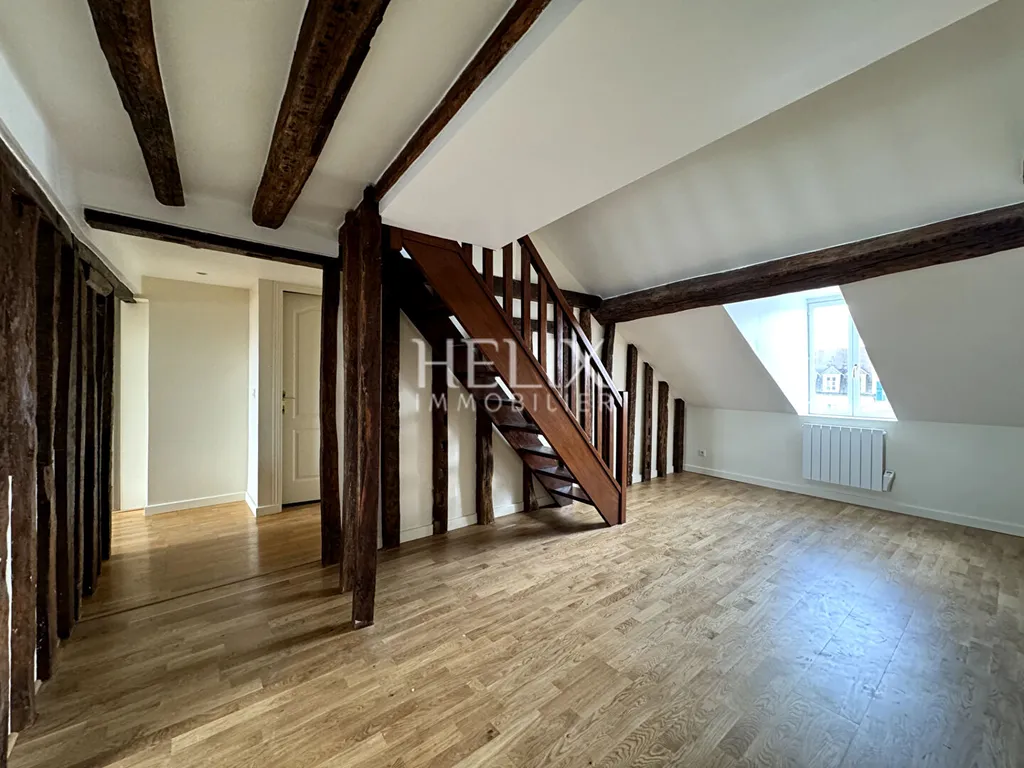 A vendre appartement situé en dernier étage d'un immeuble ancien, à 5 minutes à pied du RER A, le château de Saint Germain en Laye.