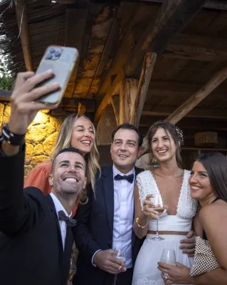 Une Wedding planner pour un mariage romantique et élégant dans un restaurant de plage près d'Ajaccio en Corse