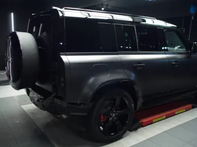 Cette Land Rover Defender a reçu un traitement complet en PPF pour préserver sa carrosserie face aux conditions les plus extrêmes.