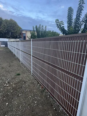Réalisation d’une clôture rigide avec brise-vue à Bouzigues Autour de l'Etang de Thau   Les Jardins d’Ailleurs