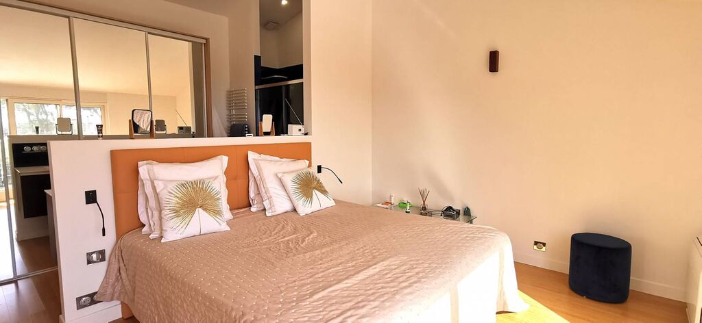 Cassis -   maison individuelle rénovée & climatisée avec terrasse vue mer, piscine et garage