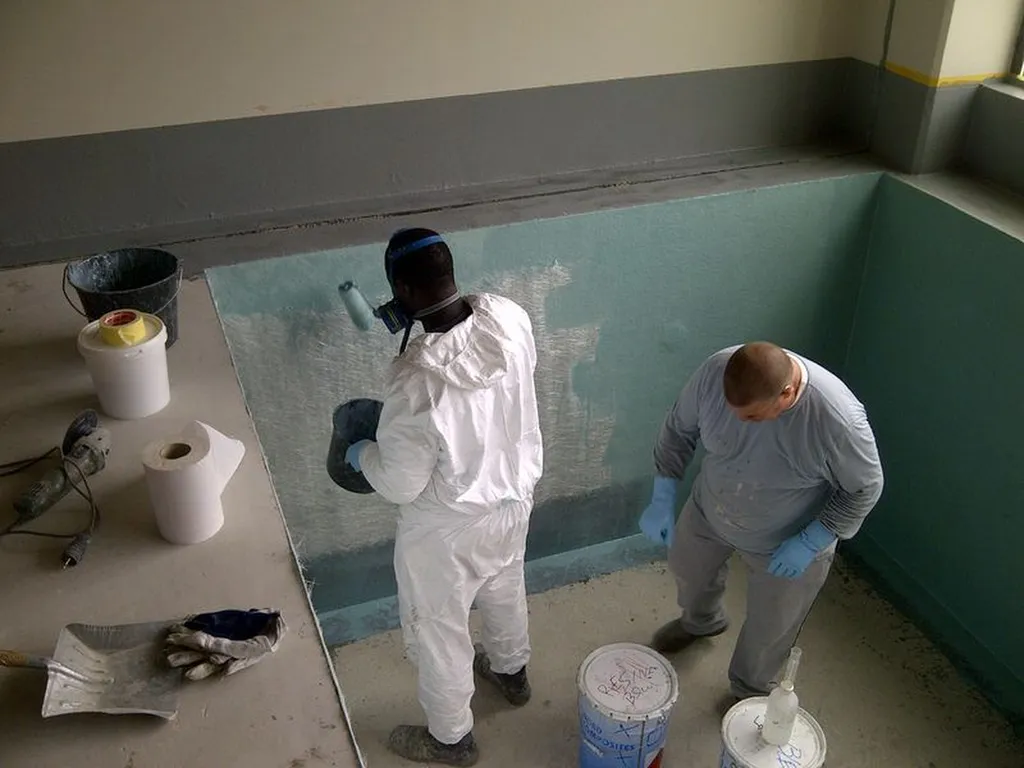 application d'une résine dans un bassin de kinésithérapie