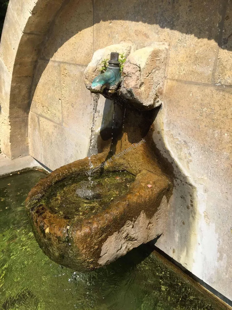 Fontaine murale en pierre de Fontvieille