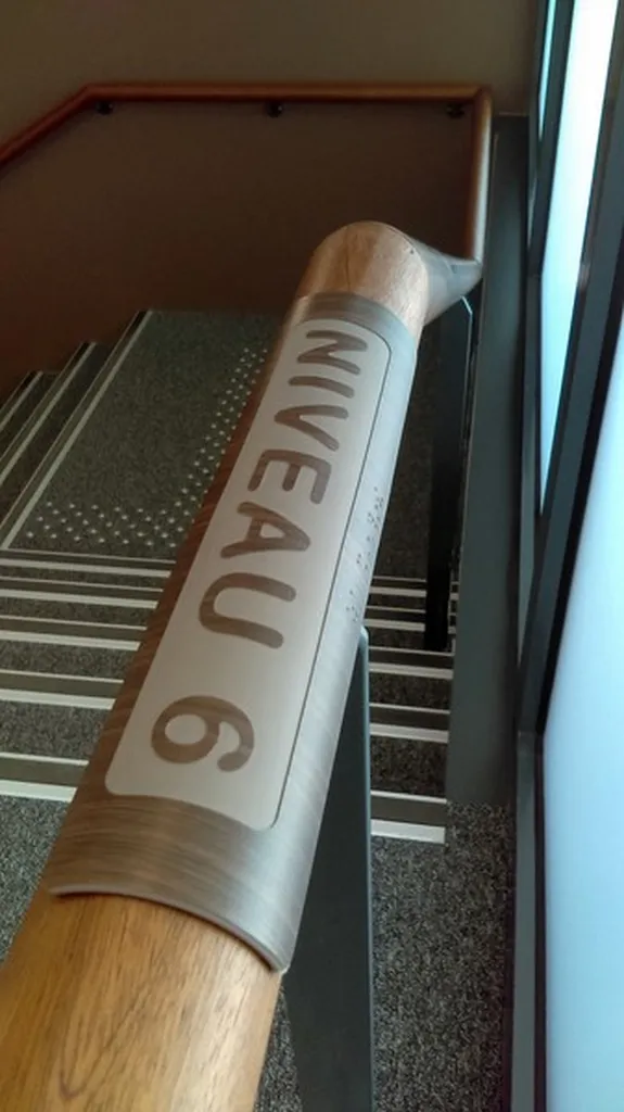 Installation de manchons braille en bois pour améliorer l’accessibilité des locaux de bureaux à Valence dans la Drôme