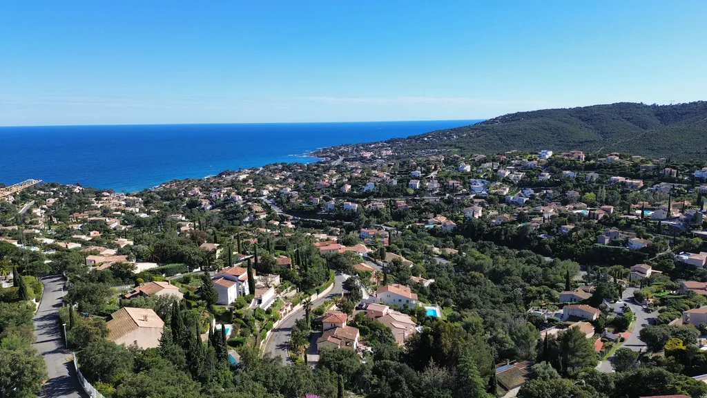 Les Issambres – Villa provençale dominant la Méditerranée. Vue panoramique exceptionnelle, piscine, 180 m² à sublimer selon vos envies.