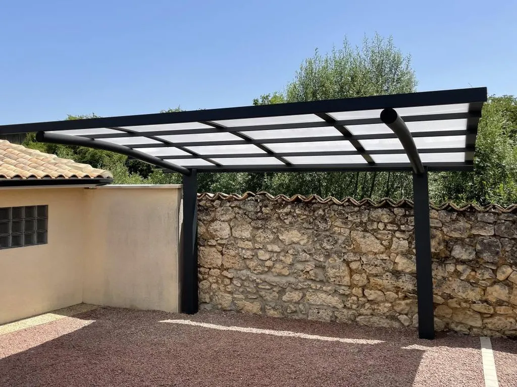 Tout savoir sur l'intérêt d'une installation de carport aluminium par un artisan menuisier professionnel dans la région de Lyon