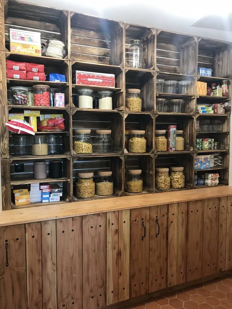 Aménagement d’un cellier dans le Libournais en Gironde avec placard en partie basse, plan de travail et calettes de pommes en partie hautes, recoupées et ajustées sur mesure!