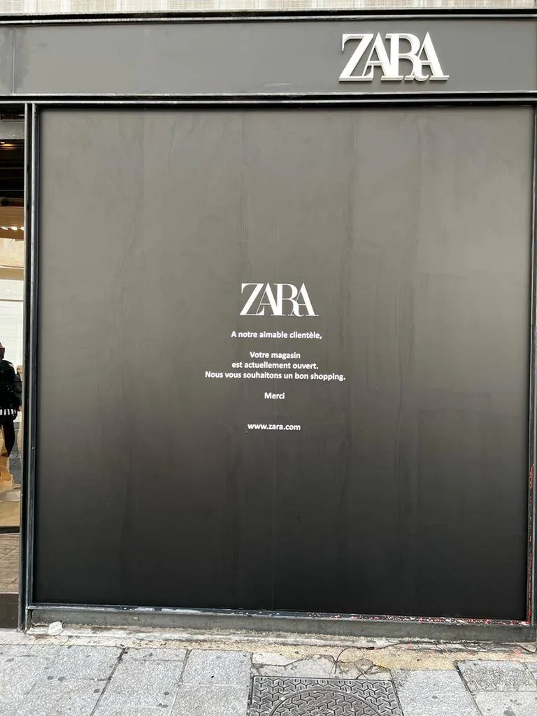 Nouvelle décoration adhésive pour la vitrine de ZARA Marseille