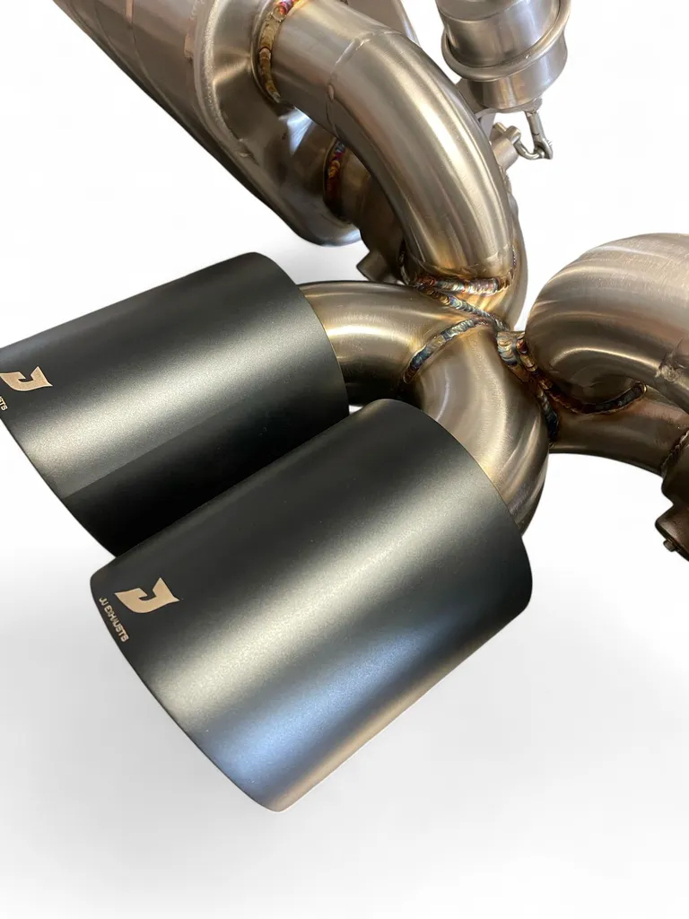 Échappement Porsche 911 GT3 RS 991.1 en inox haute qualité. Solution performance destinée aux passionnés recherchant une sonorité racing, une réduction des contre-pressions et une optimisation du système d'échappement pour un usage routier ou circuit.Écha