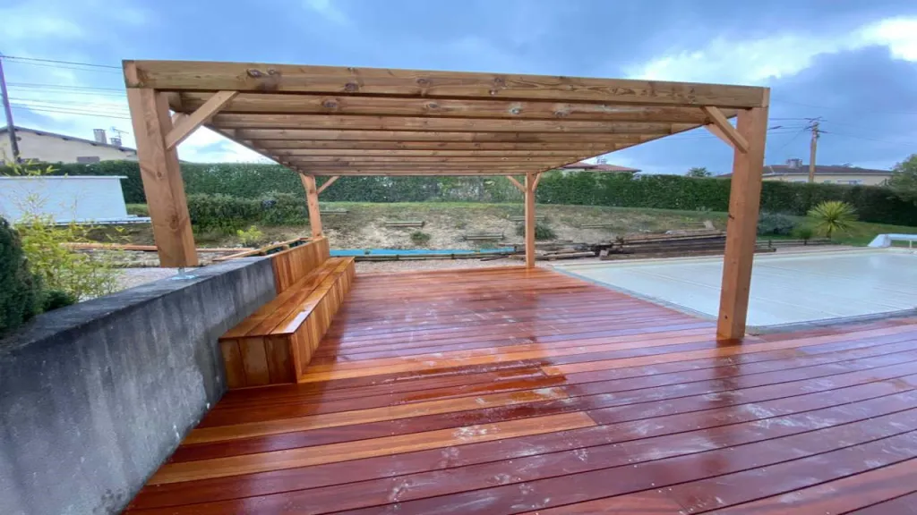 Pose de pergola bois Douglas CL3.2 sur-mesure à DURAN dans le Gers pour aménagement extérieur durable