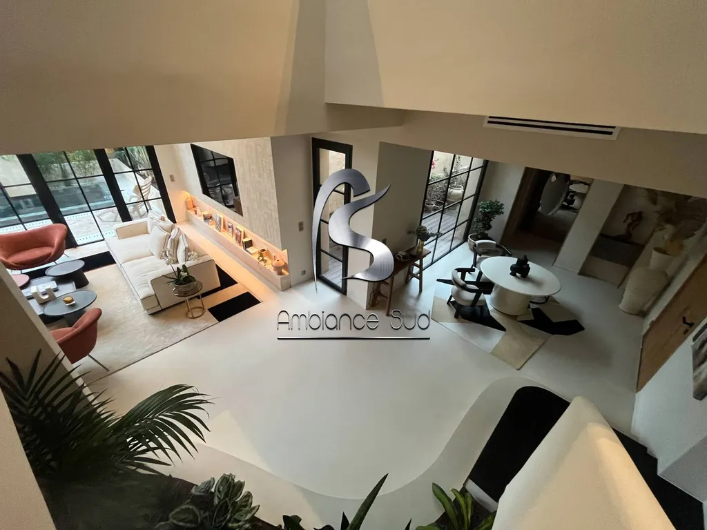 Réalisation d’un sol en résine minérale effet béton ciré taloché à Sanary-sur-Mer près de Bandol