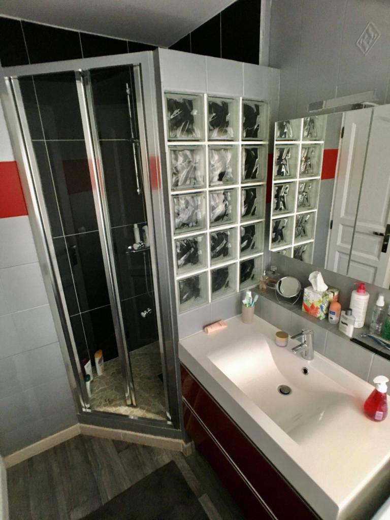 salle de bain grande et confortable 