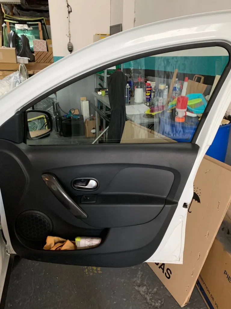 Changement vitre avant sur Dacia Sandero à Marseille 13016 avec franchise offerte et zéro frais chez Speed Glass
