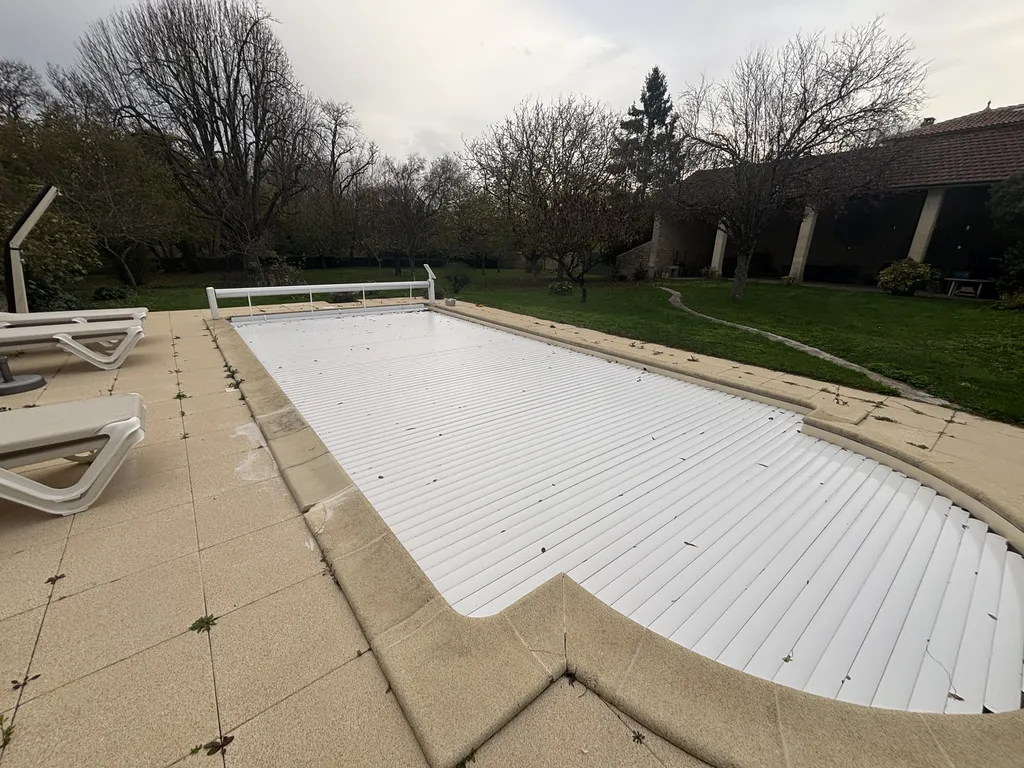 Rénovation d'un piscine au Touches-de-Périgny, avec l'installation d'un volet hors-sol