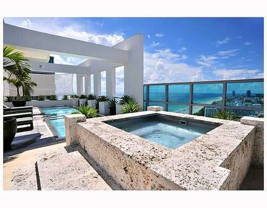 DERNIER CHANTIER  !! LE CHANTEUR KENDJI GIRAC A CHOISI LE BETON CIRE ET PEINTURES TERRE DU MONDE POUR SA RESIDENCE PRIVEE (pour plus de photos, cliquez sur l'onglet