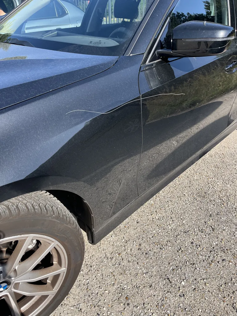Portière rayée, carrossier qui peut réparer à Bordeaux
