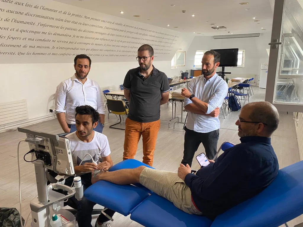Dr Julien Beldame, chirurgien orthopédiste à l'ICP Paris, fait passer le DIU d'échographie du membre inférieur