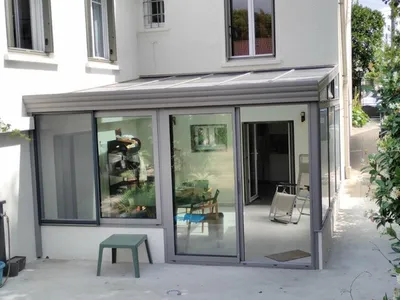 Construction d'une véranda contemporaine de couleur gris clair à Sartrouville 78500 dans les Yvelines