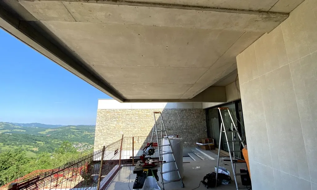 Plafond tendu et chauffage rayonnant sous une terrasse couverte - Rodez - Plafonds Tendus Occitans Toulouse