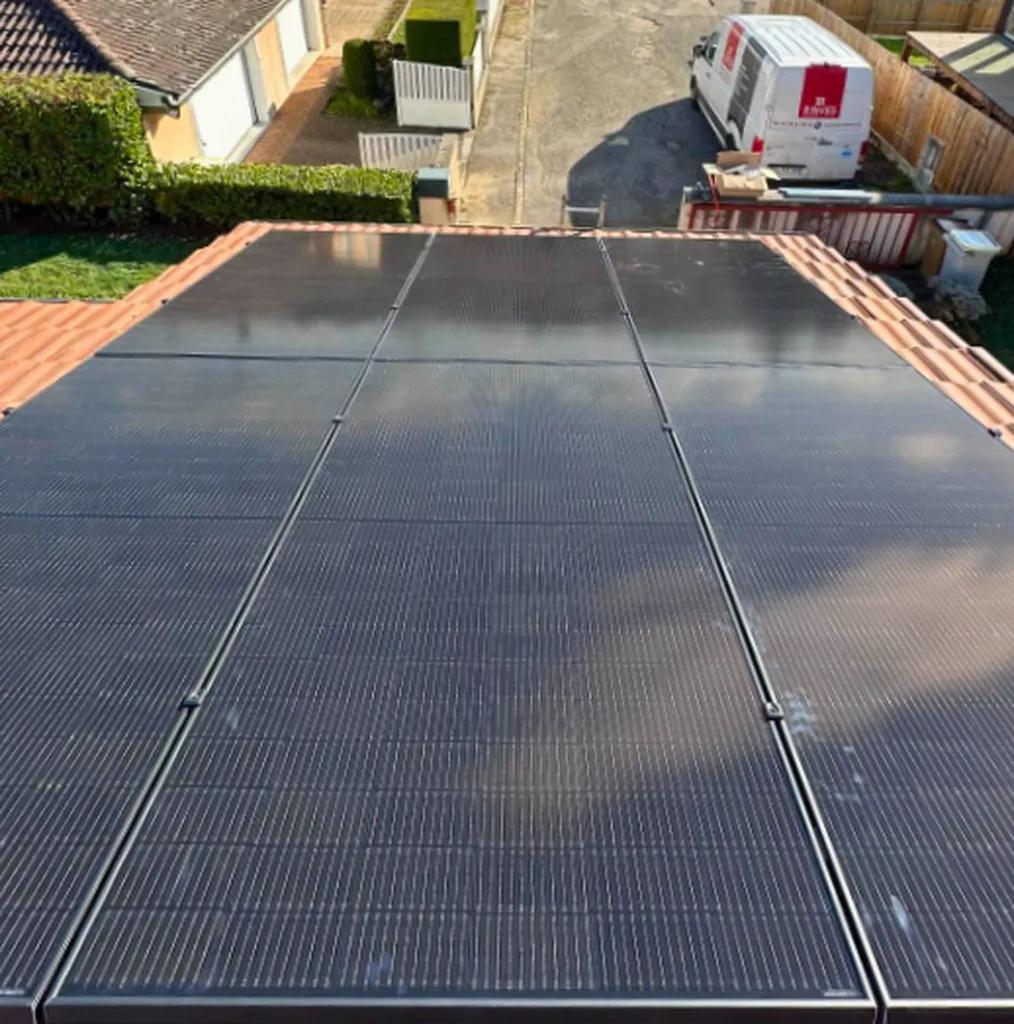 Installation photovoltaïque (4,5 kWc) avec batterie virtuelle mylight150 à Saint Priest près de Lyon dans le Rhône (69) par 3 Baies