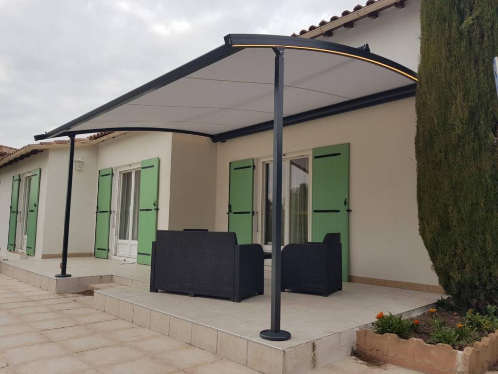 installation d'un store pergola en aluminium sur mesure bouches du rhône