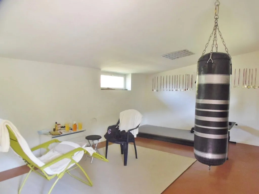 Vends maison de maître à étage avec 4 chambres et dépendance proche la Haye du Theil 27370