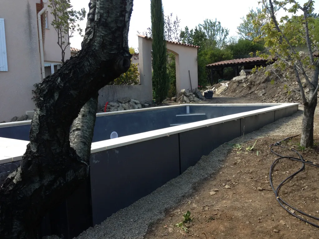 Piscine béton semi-enterrée par Aquarev'Piscines à Forcalquier 04300