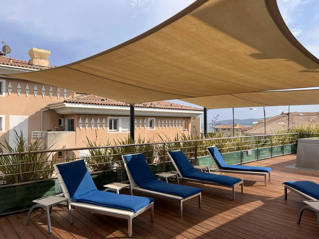 Voile d'ombrage pour restaurant à Saint-Tropez, dans le Var.
