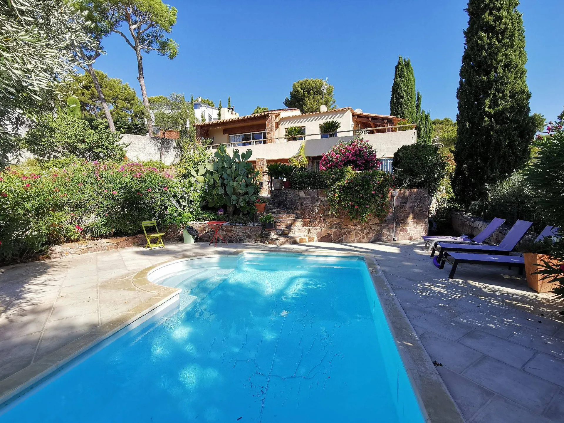 Cassis au calme absolu, maison dans clos privé avec piscine, parkings et très belle vue sur la baie