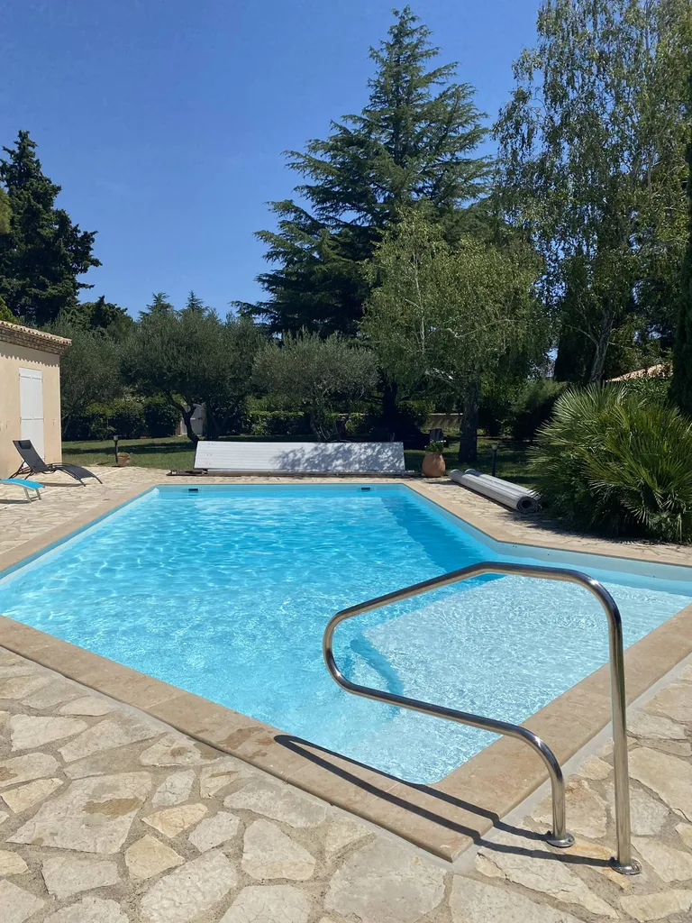 MARGELLE PISCINE EN PIERRE NATURELLE CASTELLA BEIGE / CENIA BEIGE / PIERRE BEIGE FINITION FLAMMEE