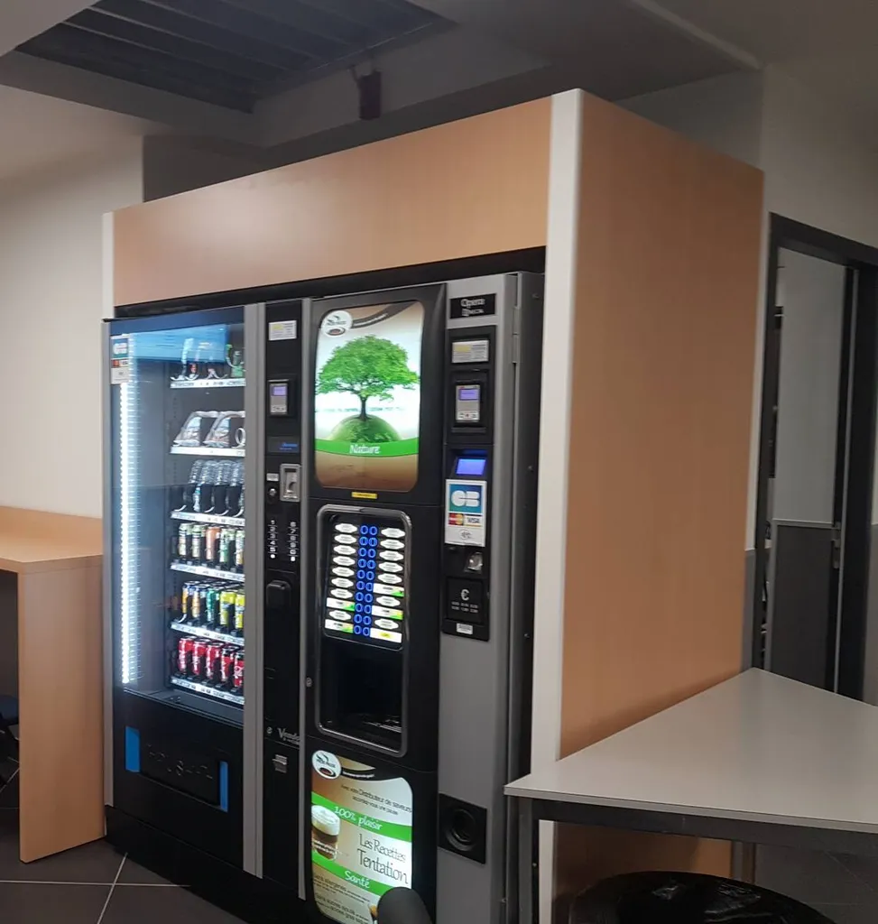 Installation d'un automate de boissons chaudes avec du café en grain Marseille et environ