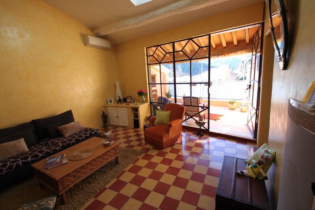 vente appartement rénové Auriol avec belle terrasse et vue dégagée