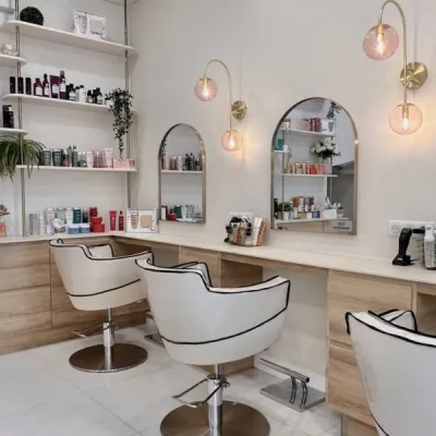 Agencement professionnel sur-mesure pour un salon élégant et fonctionnel, par l’Atelier D. architecte d’intérieur à Bordeaux.