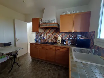 Le Mesnil le Roi-Maison de 153m2 avec vue sur Paris La Défense sur 850m2 de terrain comprenant 4 chambres, un double séjour très lumineux avec cheminée, un sous-sol total avec double garage.