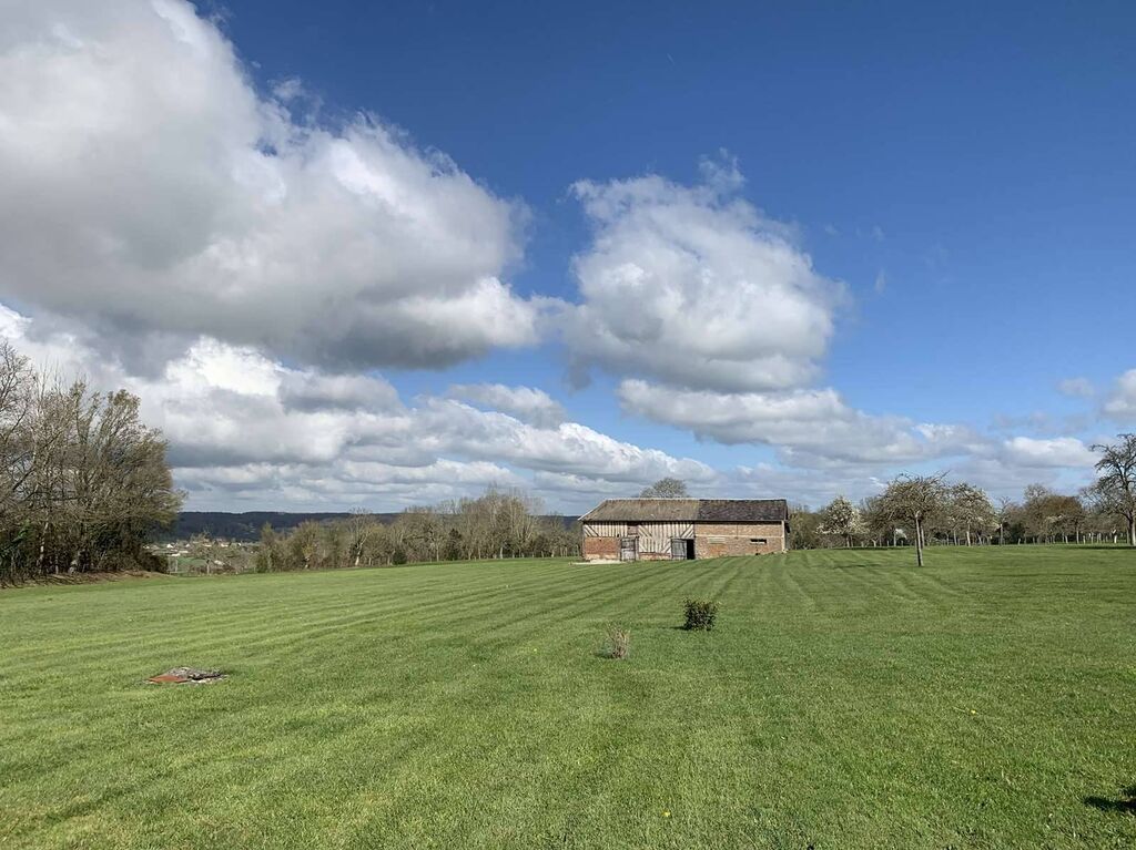 A VENDRE PROPRIETE AVEC 18HA de TERRAIN, entre LISIEUX 14100 et LIVAROT 14140