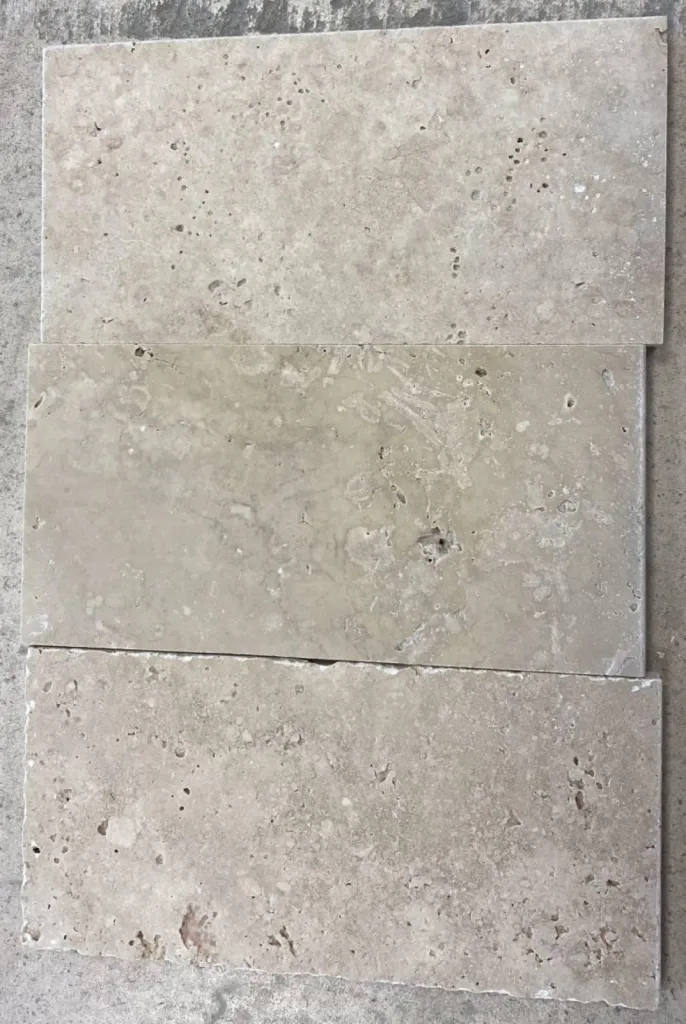 Travertin pour carrelage intérieur et extérieur autour d'une piscine avec margelle en pierre naturelle proche Bergerac, Périgueux entre Bordeaux et Sarlat