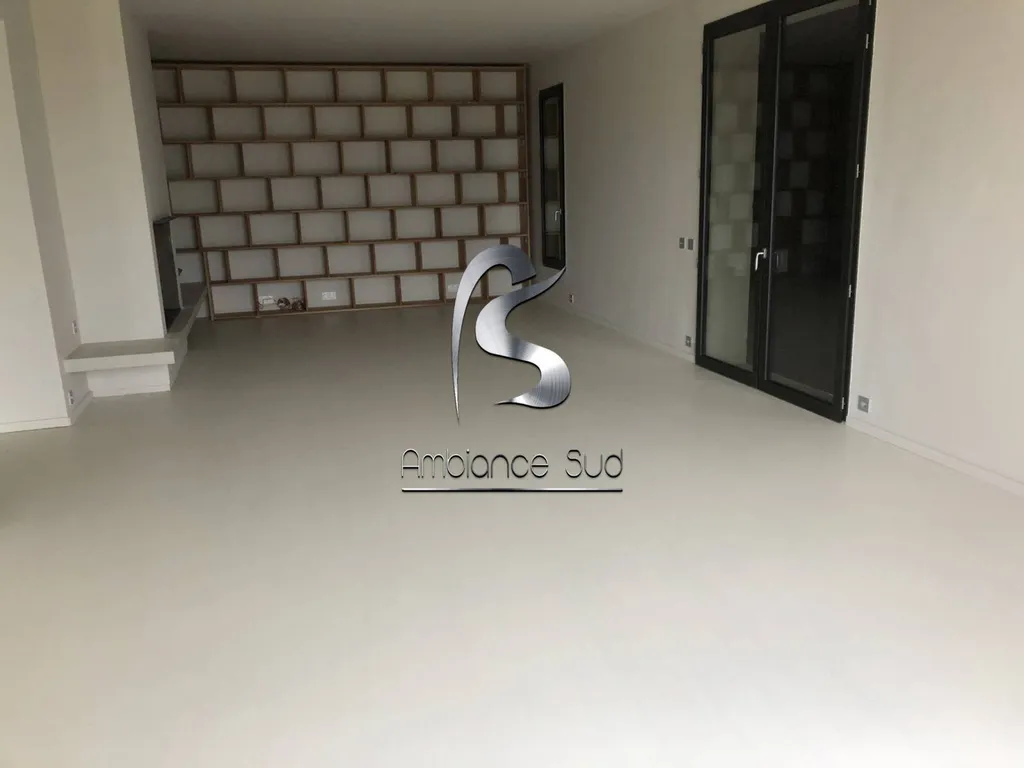 Béton ciré coulé pour le salon près de Bormes les Mimosas Var 83