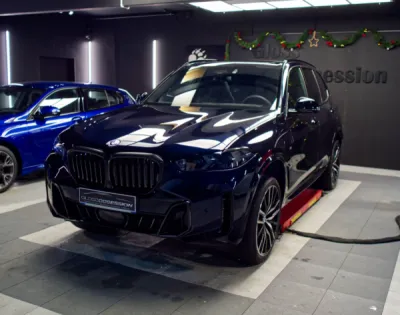 Pose experte du film de protection PPF XPEL sur cette BMW X5, garantissant une finition discrète et une défense durable contre les agressions extérieures.